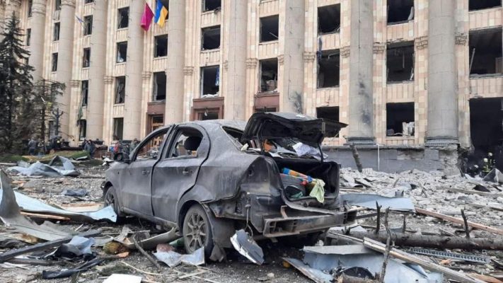 Akuzat: Bombardohen shtëpi, kopshte dhe shkolla në Kiev, sulmohet aeroportit në Lviv