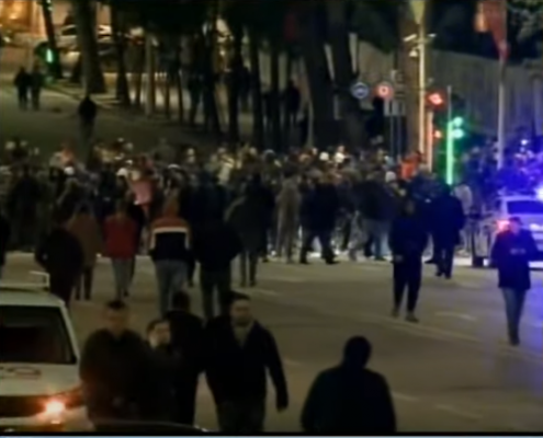 Përshkallëzohet protesta/ Qytetarët bllokojnë të dy kahet e unazës së Tiranës