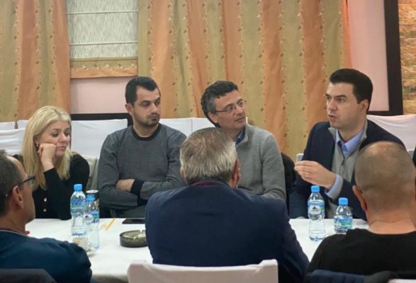 Basha rishfaqet në Elbasan, mbledh një grup të ngushtë demokratësh