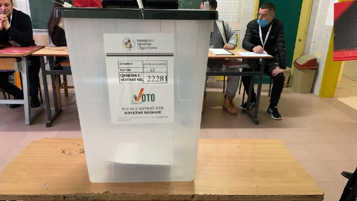 Mbyllet procesi i votimit për zgjedhjet e pjesshme në 6 Bashki