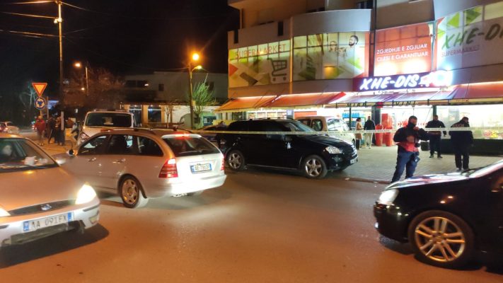 Kërcet arma në Shkodër/ Plagoset një person pranjë një supermarketi