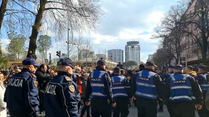 Protestuesit bllokojnë kryqëzimin te “Myslym Shyri”, ndërhyjnë efektivët e policisë