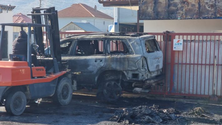 Pamjet-Zjarri në servisin e makinave në Pogradec/ Dëmi deri në 60 mijë euro