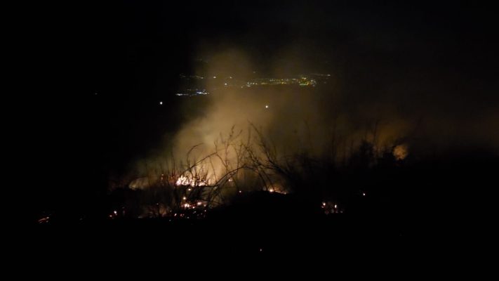 Zjarr në kodrën e Mimiasit në Berat