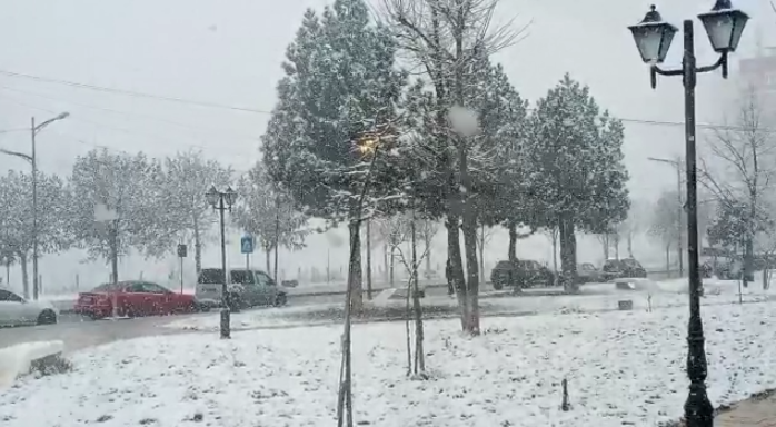 Rikthehen reshjet e dendura të borës në Kukës/ Si paraqitet gjendja e akseve rrugore
