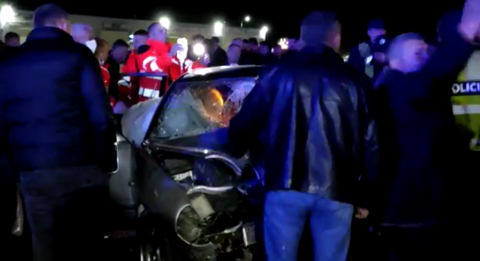 Përplasen tre automjete në Fushë Krujë/ Disa të plagosur, një person bllokohet në makinë