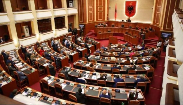 Presidenti Zelensky flet nesër në Kuvendin e Shqipërisë