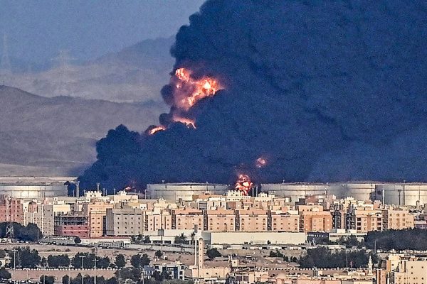 E pabesueshme/ Nafta merr një tjetër goditje,  sulmohen depot në Arabinë Saudite
