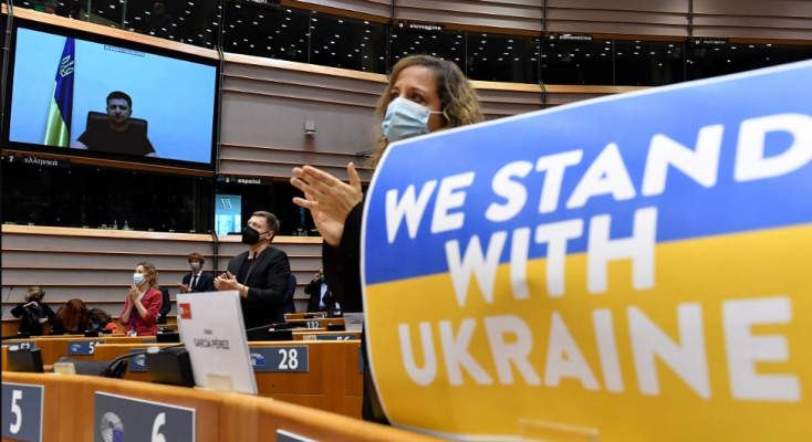 PE voton pro dhënies së statusit të vendit kandidat për Ukrainën në BE