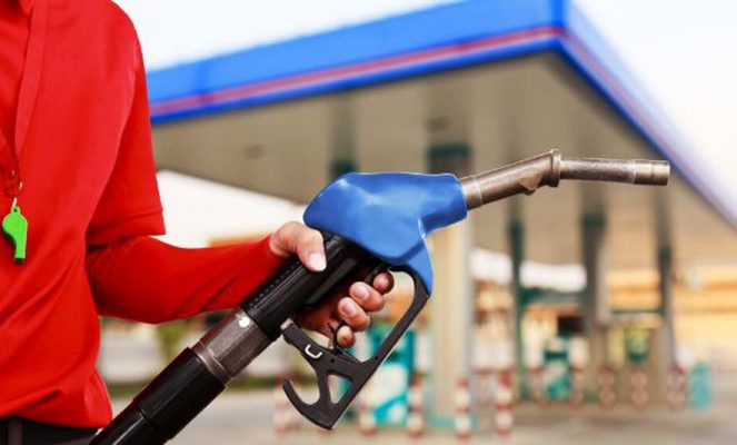“Çmenden” çmimet e karburanteve/ Nafta dhe benzina tregtohen me 230 lekë për litër