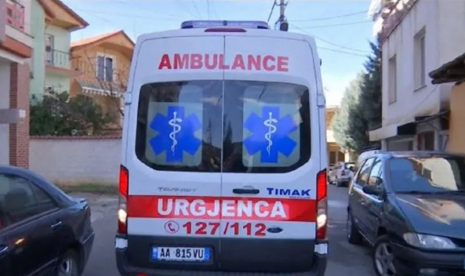 Makina përplaset me murin rrethues të një banese në Bathore, plagoset 2-vjeçari