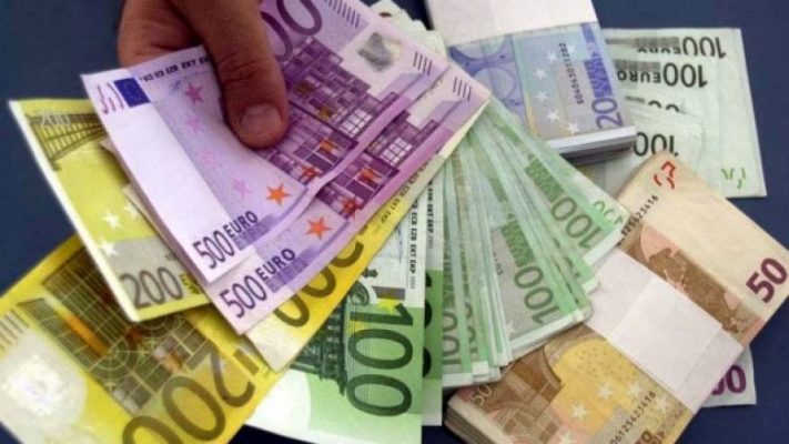 “Fluturon” euro, arrin 127 lekë/ Banka Qëndrore ndërhyn duke shitur valutë në treg