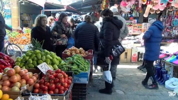 Qytetarët “mësyjnë” tek ushqimet/ Paniku shton blerjen, por në treg nuk ka mungesa