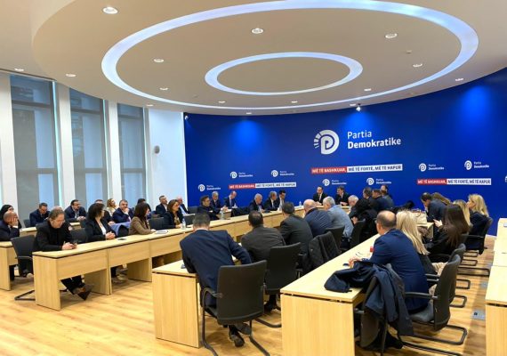 “Jeni i përjashtuar nga PD”/ Debate mes Alibeajt dhe Berishës në mbledhjen e grupit parlamentar