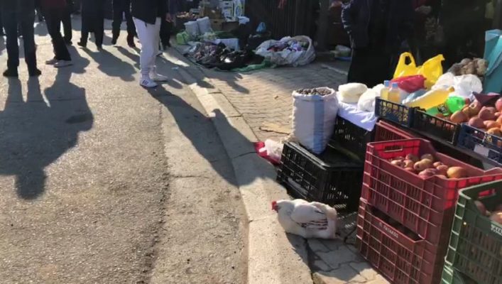 Në Klos shkelet urdhri i Ministrisë së Bujqësisë, vijon shitja e pulave në treg të hapur