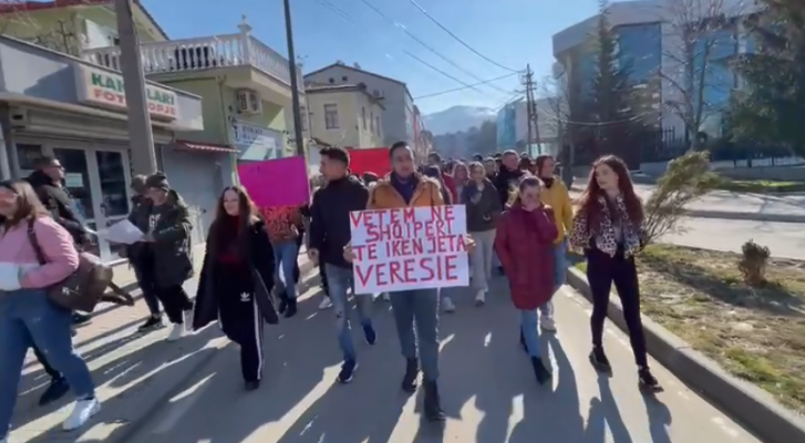 VIDEO/ Studentët në Korçë dalin në protestë kundër rritjes së çmimeve, bllokojnë rrugët