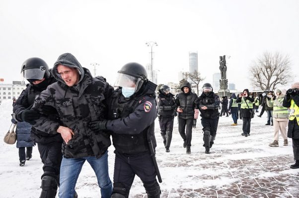 Protesta në Rusi kundër pushtimit, më shumë se 4,300 të arrestuar