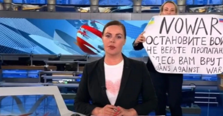Gjobitet gazetarja ruse, ndërpreu transmetimin duke bërë thirrje kundër luftës në Ukrainë