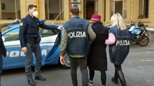 E veshur me pallto të zezë, pamje nga momenti i arrestimit të Elsa Lilës (Video)