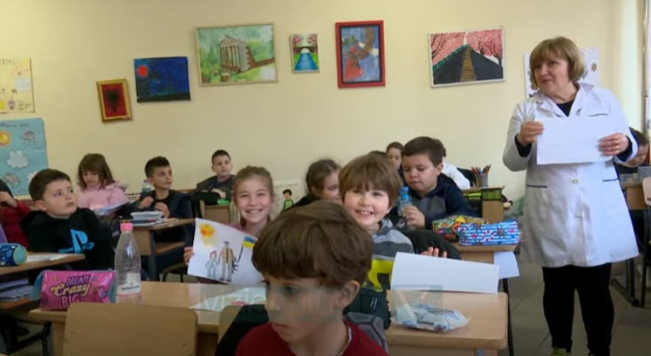 “Lufta” në sytë e fëmijëve/ Nxënësit shqiptarë përcjellin mesazhet e paqes