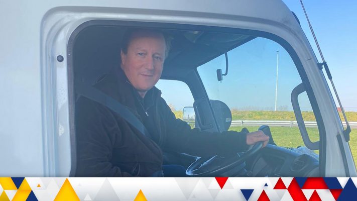 Ish-kryeministri britanik me kamion drejt Polonisë, shpërndan ndihma për ukrainasit