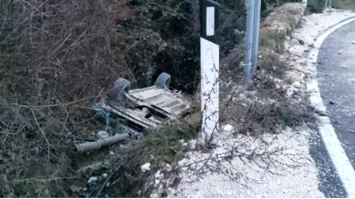 Video-Aksident në Berat/ Makina përfundon në kanal, zhduket shoferi