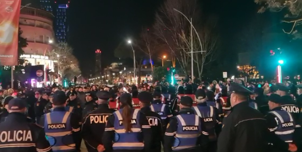 Qytetarët bllokojnë rrugët e Tiranës, ulen këmbëkryq para efektivëve, disa të shoqëruar