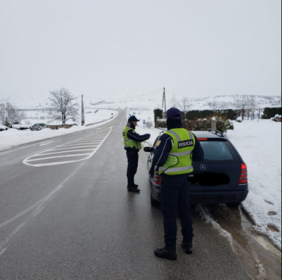 Reshjet e dendura të borës/ Policia e Korçës apel shoferëve: Reduktoni shpejtësinë