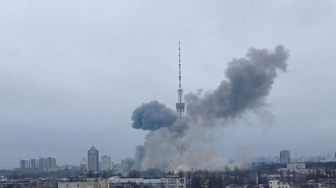 Disa orë pas paralajmërimit, Rusia bombardon kullën televizive në qendër të Kievit