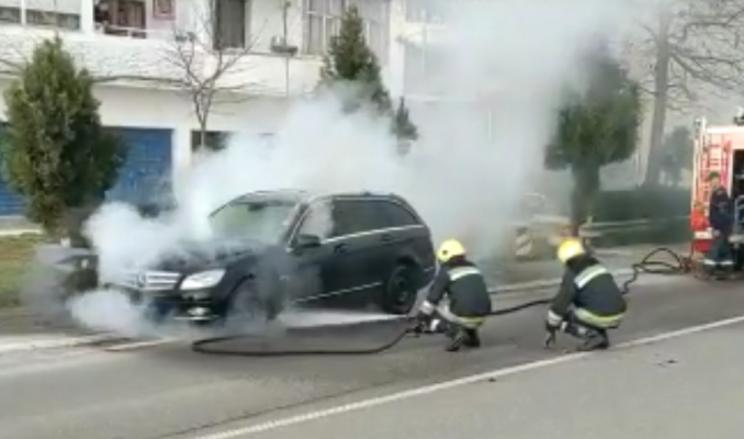 Video-Shpërthen në flakë “Benzi” në Elbasan/ Dyshohet për zjarrvënie të qëllimshme