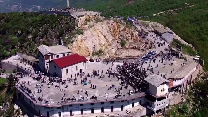 13 të martat e shenjta/ Besimtarë të shumtë i drejtohen Kishës së Shën Ndout, në Laç