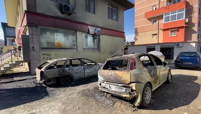 VIDEO/ Digjen tre makina në Laç, dëmtohen edhe dy objekte