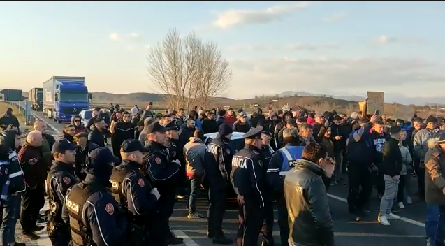 Video- Protesta kundër rritjes së çmimeve, qytetarët bllokojnë autostradën Lezhë-Shkodër