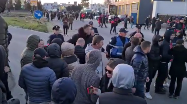 Video-Plas në Durrës/ Protestuesit bllokojnë autostradën, përplasen me policinë