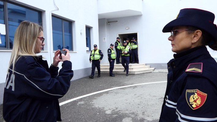 8 Marsi i grave me uniformë/ Punonjëset e policisë e kalojnë ditën ndërkombëtare në punë
