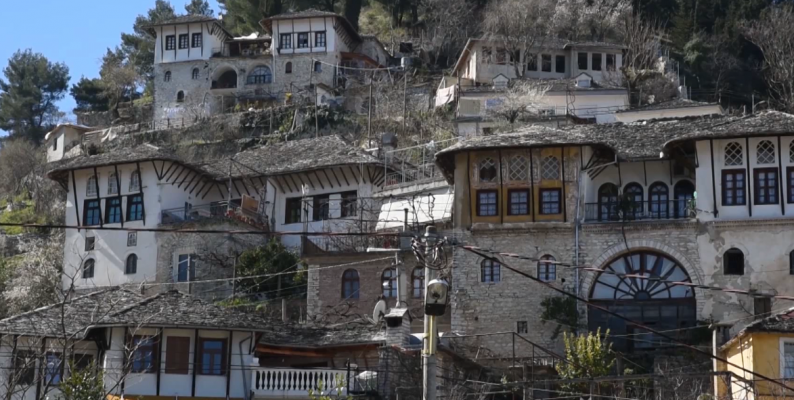 Rikthehen turistët në Gjirokastër/ Më të vizituarat, kalaja dhe shtëpia e Kadaresë