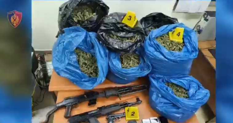 Arsenal armësh dhe drogë në dy makina, kapet 4 persona nga policia e Tropojës