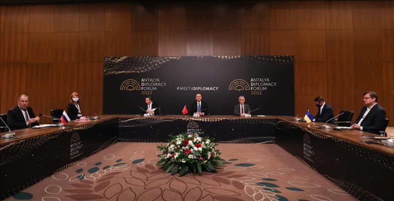 Turqia ul në tavolinë Ministrat e Jashtëm të Rusisë dhe Ukrainës