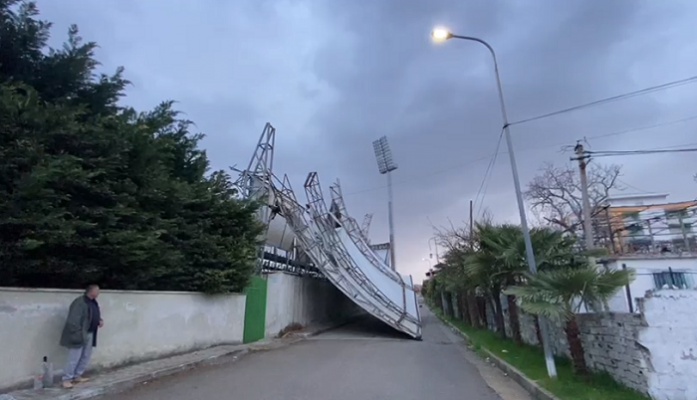 VIDEO/ Era e fortë shkul mbulesën e tribunës së stadiumit në Fier