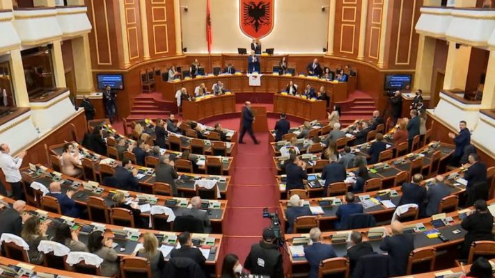 Shqipëria miraton rezolutën në Kuvend për dënimin e agresionit rus
