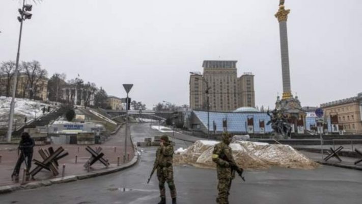 Të rinjtë refuzojnë të largohen/ Ukrainasit rrëfejnë ferrin e luftës në Kiev