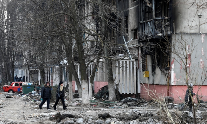 Tmerr në Mariupol/ “Rusia bombardon shkollën ku strehoheshin 400 persona”