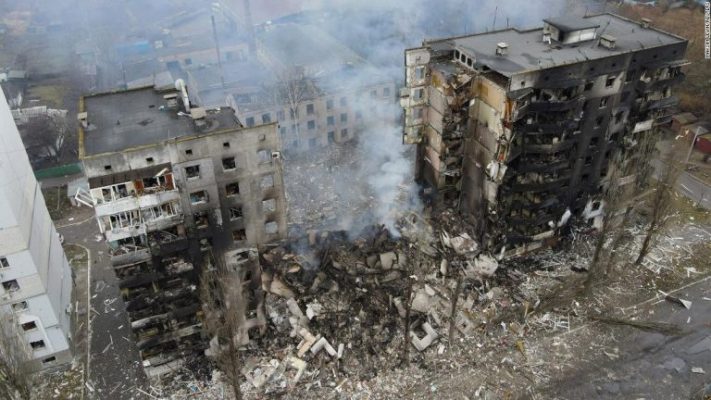 Gjithçka mes flakëve/ Ushtarët rusë bombardojnë godinat e banimit në qytetin ukrainas