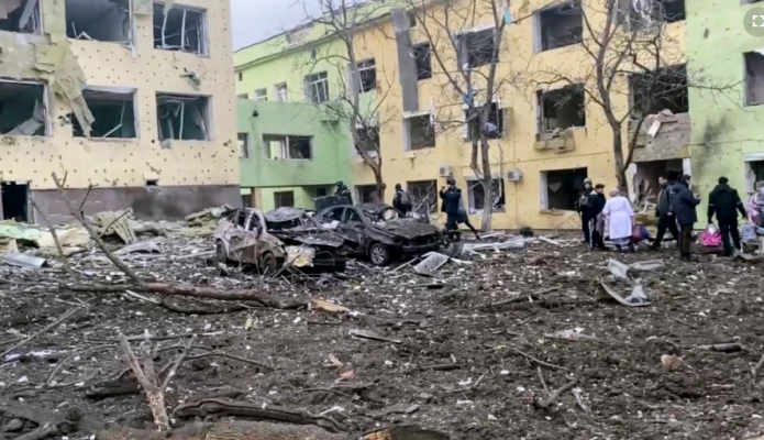 Sulmi në Mariupol/ Zyrtarët ukrainas: 17 të plagosur në spitalin e fëmijëve dhe maternitetit