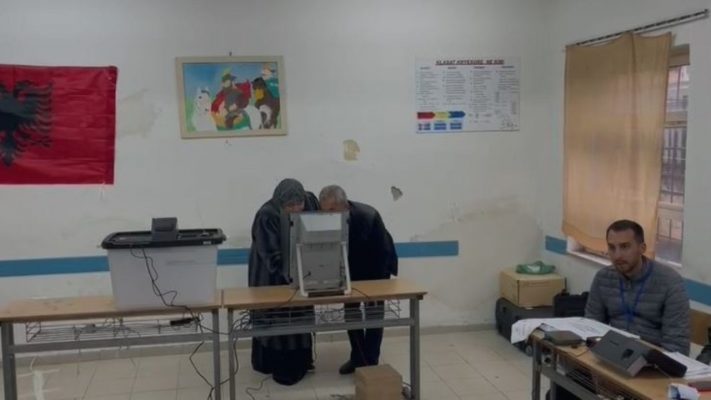 3 njësi administrative në Dibër pa drita/ Në 11 qendra votimi s’ka identifikim elektronik