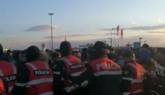 Çmimet, në stratosferë/ Protestuesit në Lushnje bllokojnë rrugën, përplasen me policinë
