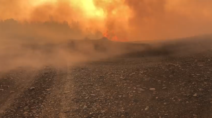 Zjarri po djeg sipërfaqe të mëdha në malet e Gramshit, situata shumë serioze