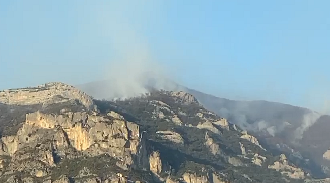 VIDEO/ Zjarr masiv në malin e Tujanit, flakët rrezikojnë banesat