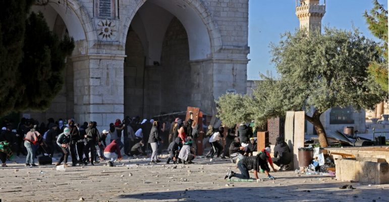Përleshje masive pranë xhamisë Al-Aksa në Jeruzalem, të paktën 90 të plagosur