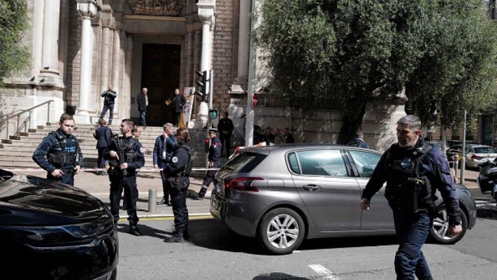 “Duhet të vrasim Macronin”/ Panik brenda kishës në Francë, sulmohet me thikë prifti